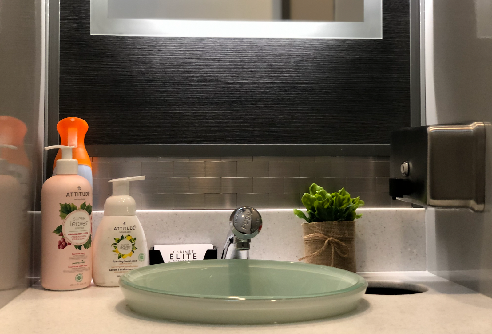 Cabinet Élite Restroom - Toilette sur remorque luxueuse - Location toilette VIP - Location toilette mariage - Toilette de prestige - Montreal - Luxury cabinet rental - Luxury trailer toilet - Luxury trailer restroom rental VIP toilet rental - Wedding toil