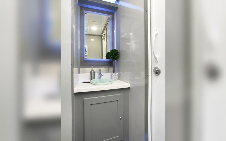 Cabinet Élite Restroom - Toilette sur remorque luxueuse - Location toilette VIP - Location toilette mariage - Toilette de prestige - Montreal - Luxury cabinet rental - Luxury trailer toilet - Luxury trailer restroom rental VIP toilet rental - Wedding toil