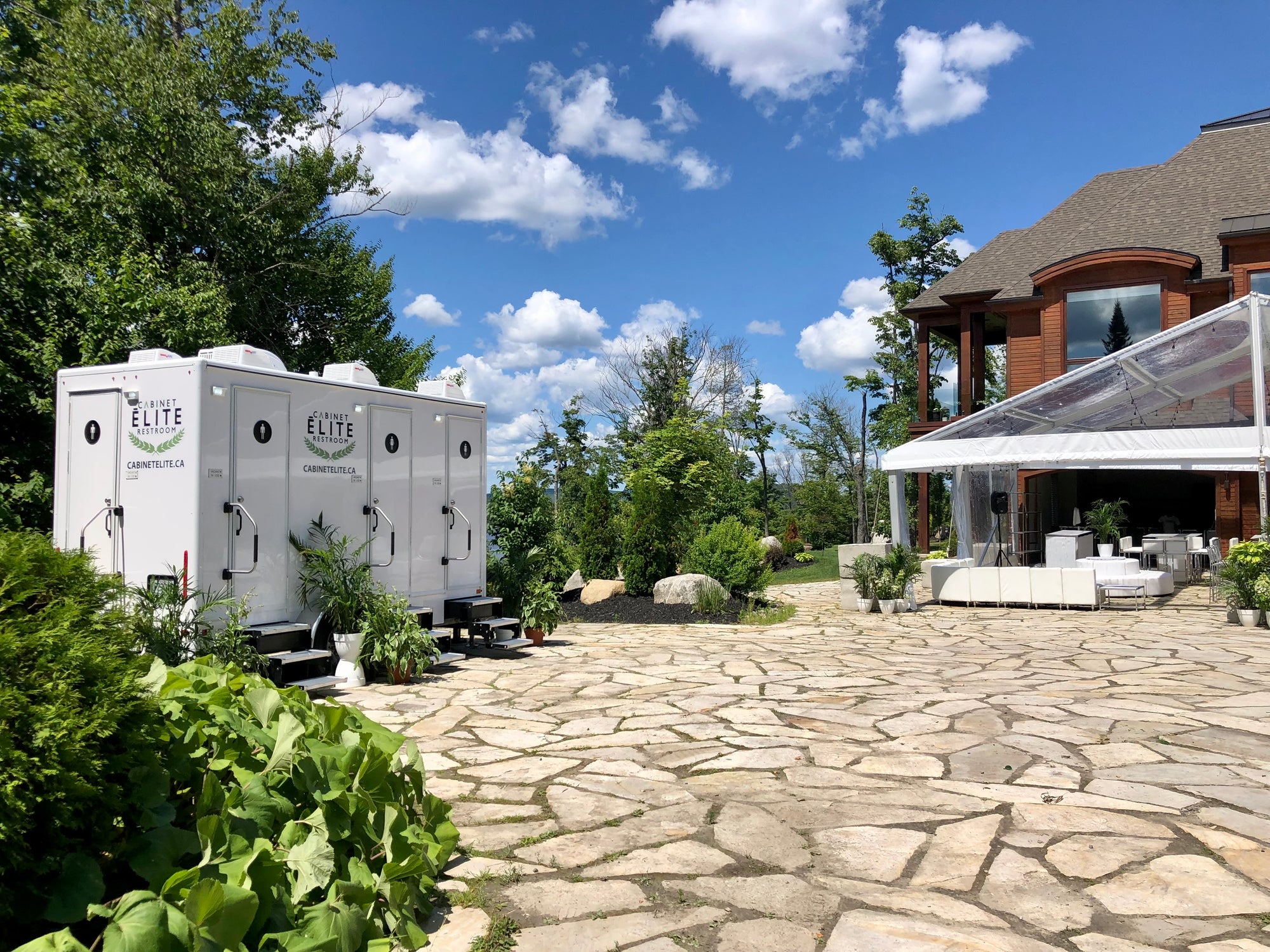 Cabinet Élite Restroom - Toilette sur remorque luxueuse - Location toilette VIP - Location toilette mariage - Toilette de prestige - Montreal - Luxury cabinet rental - Luxury trailer toilet - Luxury trailer restroom rental VIP toilet rental - Wedding toil