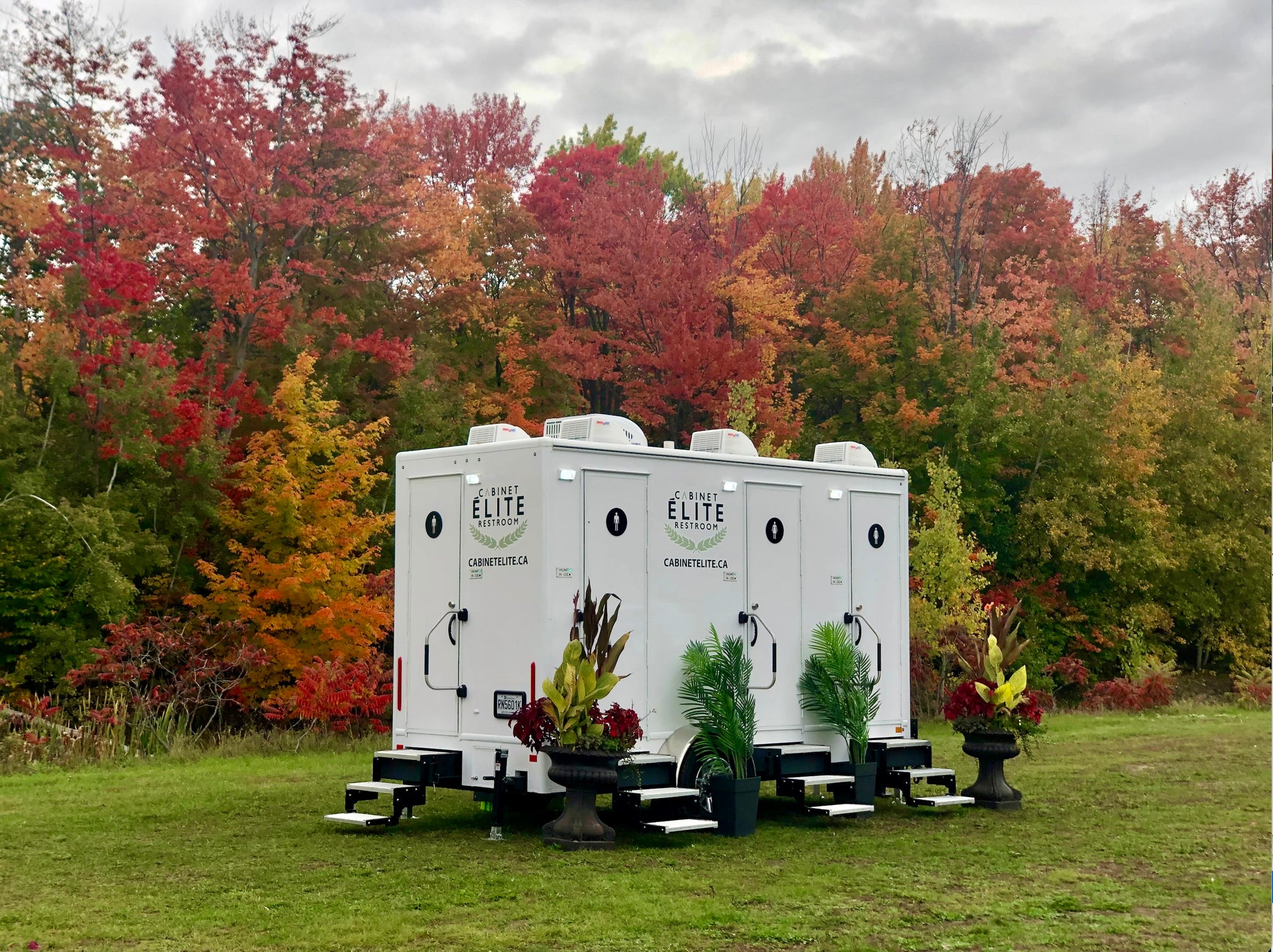 Cabinet Élite Restroom - Toilette sur remorque luxueuse - Location toilette VIP - Location toilette mariage - Toilette de prestige - Montreal - Luxury cabinet rental - Luxury trailer toilet - Luxury trailer restroom rental VIP toilet rental - Wedding toil